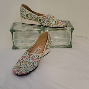 Oomphies Floral Women's Flats